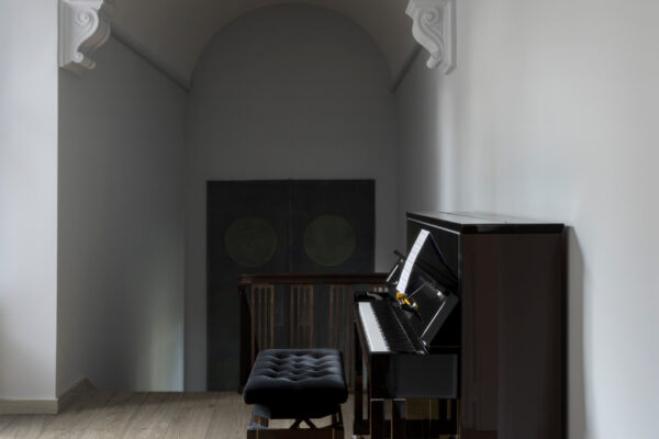 Grote hal met piano aangekleed met vloertegels, merk Ragno, serie Boheme , stijl Houtlook.