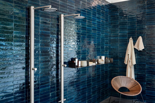 Badkamer aangekleed met tegels, merk Ragno, serie Look, stijl Retrolook.