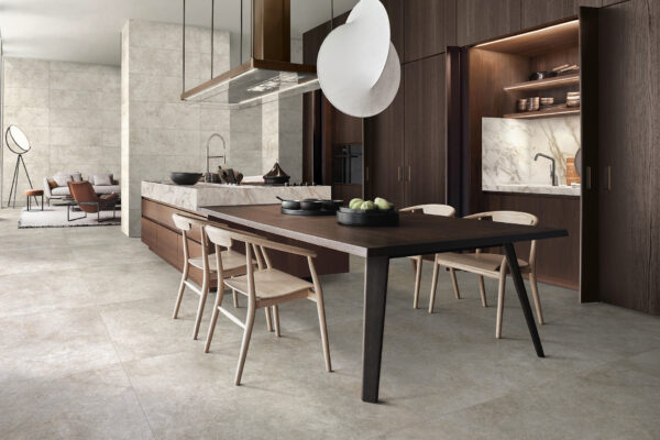 Keuken, eetkamer en woonkamer aangekleed met vloertegels, merk Ragno, serie Richmond, stijl Stonelook.